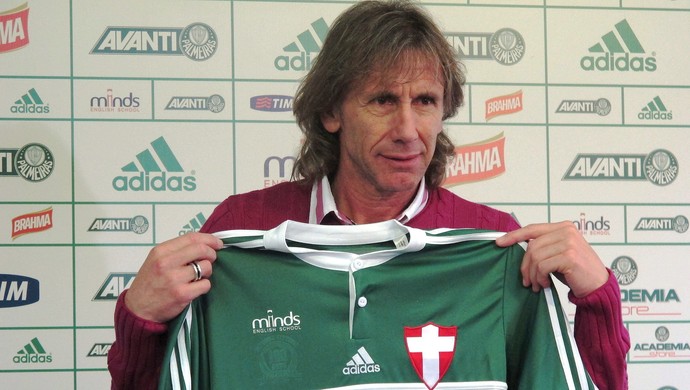 Gareca arranca risos, mantém estilo ousado e se faz entender no espanhol