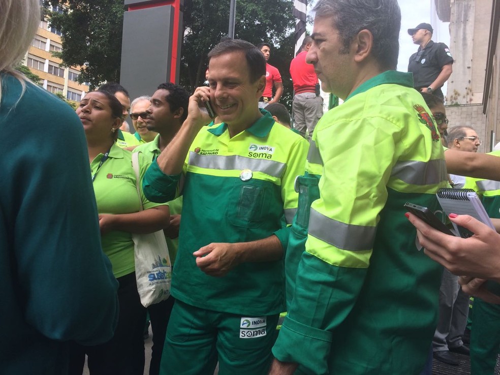 Doria e secretários com uniformes da empresa de limpeza de SP (Foto: Roney Domingos/G1)