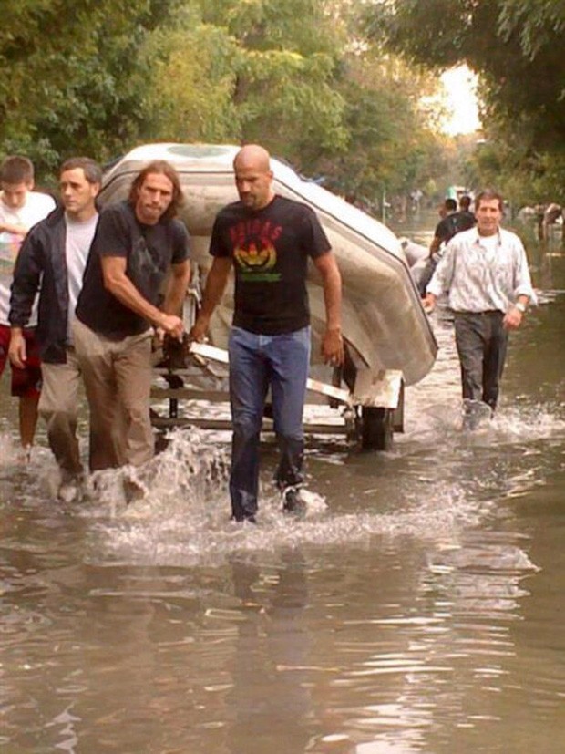 Verón ajuda em La Plata após temporal (Foto: Reprodução/Twitter)