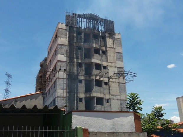 Incêndio atinge prédio abandonado em São José (Foto: Eduardo Marcondes/ TV Vanguarda)