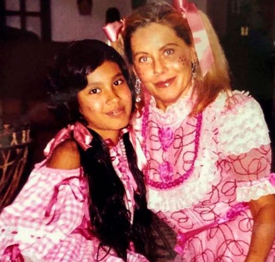 Com Vera Fischer, Pocah tem registro de festa junina na infância (Foto: Reprodução/Instagram)