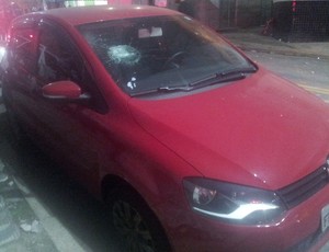 Carro danificado - Confusão - Vila Belmiro (Foto: Lincoln Chaves)