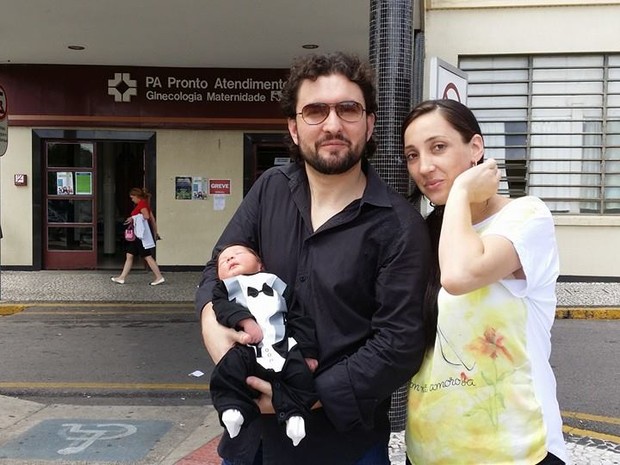 Marco Antonio Marcon, participante do BBB 15, com o filho, Alexandre, e a mulher, Karina (Foto: Facebook/ Reprodução)