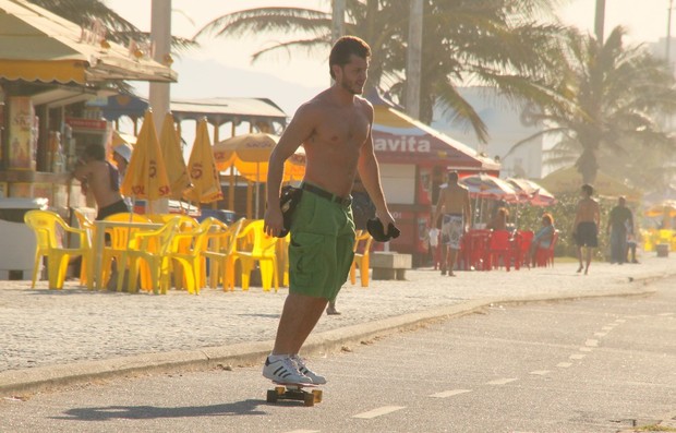 Ego Sem Camisa Klebber Toledo Anda De Skate Na Orla Da Barra Da Tijuca Not Cias De Praia