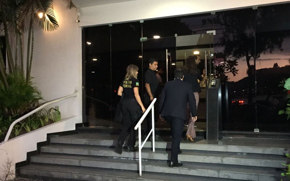 Agentes da Polícia Federal chegaram pouco antes das 6h desta terça (11) no prédio onde mora o ex-secretário Sérgio Côrtes, na Lagoa (Foto: Fernanda Rouvenat / G1)