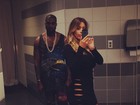 De vestido sensual, Kim Kardashian posa no banheiro com Kanye West
