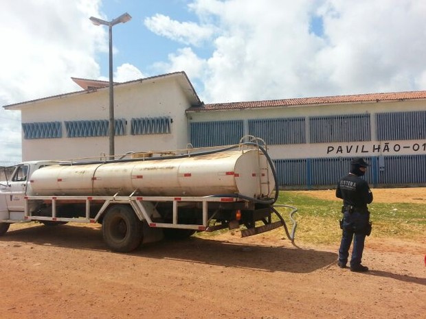 Presídio de Alcaçuz, em Nísia Floresta, RN, está sendo abastecido de água por meio de carros-pipa (Foto: Anderson Barbosa/G1)