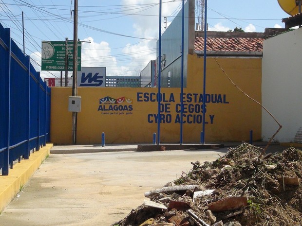 Sinais da reforma ainda são visíveis na porta da escola. (Foto: Derek Gustavo/G1)