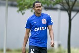 Sem condições de jogo, Elias reforça time reserva em coletivo no CT Sem condições de jogo, Elias reforça time reserva em coletivo no CT
