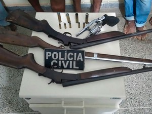 Armas apreendidas com suspeitos de assassinato na Bahia (Foto: Divulgação / Polícia Civil)