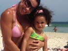 De biquíni, Scheila Carvalho posa com a filha em praia do Rio
