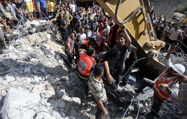 Palestinos buscam POR vitimas não locais Onde hum bombardeio Matou Três comandantes do Hamas los Rafah, no sul da Faixa de Gaza, Nesta quinta-feira (21) (Foto: Ibraheem Abu Mustafa / Reuters)