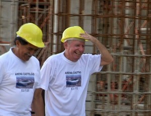 Ex-jogador Erandir, autor do primeiro gol do Castelão, visita obras no estádio para a Copa de 2014 (Foto: Reprodução/TV Verdes Mares)