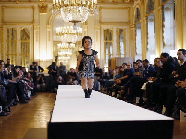 Modelo anã desfila no Dwarf Fashion Show, no Ministério da Cultura da França, nesta sexta-feira (2) (Foto: Jerome Delay/AP)
