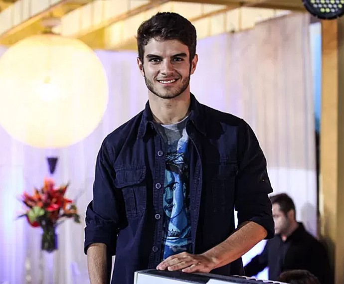 Daniel Blanco é Fabinho, filho de Germano e Lili (Foto: Camila Camacho / Gshow)