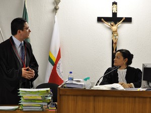 23.nov.2012 - Promotor Henry Wagner Vasconceslos de Castro se dirige à juíza Marixa Fabiane Lopes Rodrigues no quinto dia de júri popular (Foto: Vagner Antônio/TJMG)