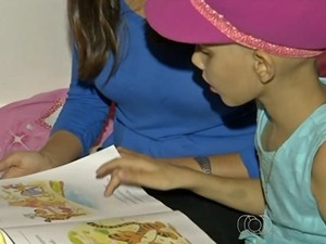 Ana Clara sabe da gravidade da leucemia e pede ajuda para encontrar doador de medula, em Goiás (Foto: Reprodução/TV Anhanguera)