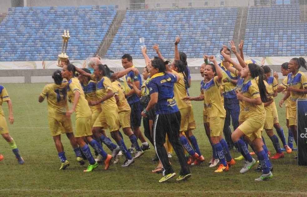Meninas do União comemoram título estadual após vitória na Arena das Dunas (Foto: Anthony Medeiros/FNF)