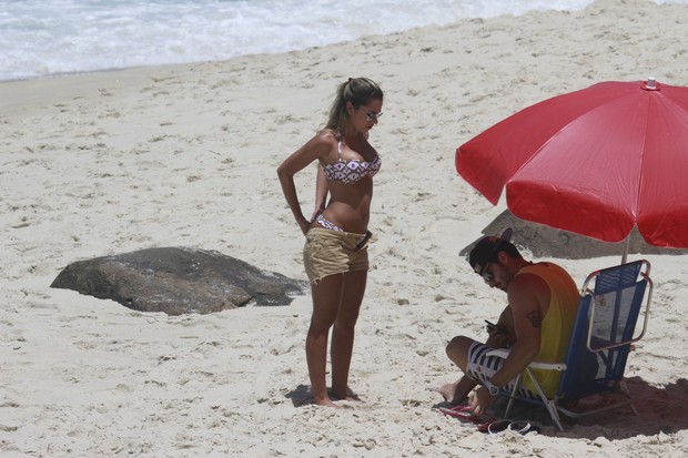 Adriana e Rodrigão, ex-bbbs, em praia no RJ (Foto: Dilson Silva / Agnews)