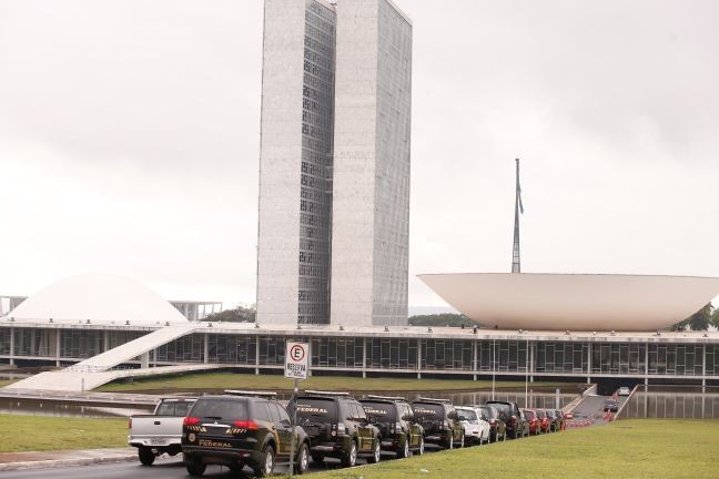 Viaturas da PF estão em frente ao Congresso Nacional (Foto: Jorge William / Agência O Globo)