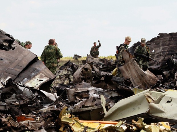 Avião com 49 soldados foi abatido por separatistas pró-Rússia (Foto: Reuters) Avião com 49 soldados foi abatido por separatistas pró-Rússia (Foto: Reuters)