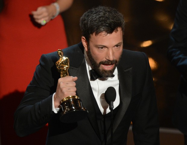 Ben Affleck recebe o prêmio de melhor filme por 'Argo' (Foto: Robyn Beck/ AFP)