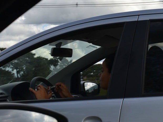 Muher dirige apenas com os dedos mindinhos enquanto come (Foto: Daniel Gomes/VC no G1)