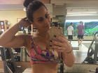 Viviane Araújo posa de top e deixa barriga sequinha à mostra