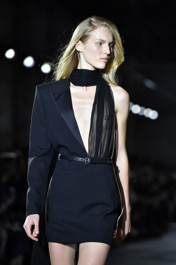 Grife Saint Laurent aposta em decotes exagerados e transparência no desfile do Paris Fashion Week (Foto: Getty Images)