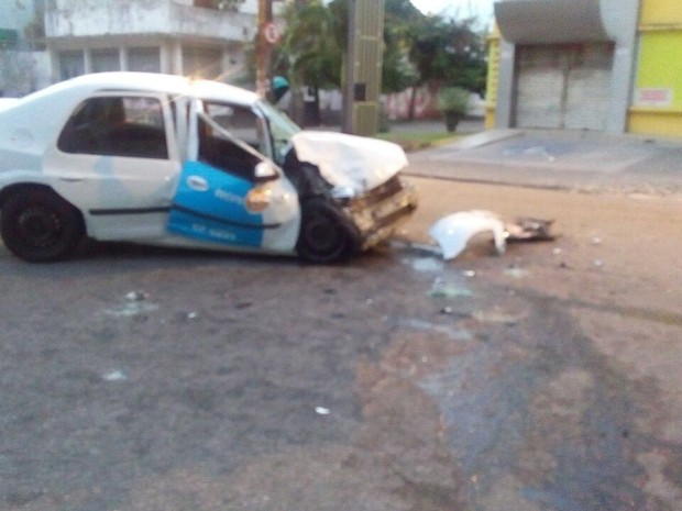 Taxista fica ferido em acidente na Agamenon Magalhães (Foto: Clayton Silva/ Reprodução de WhatsApp)