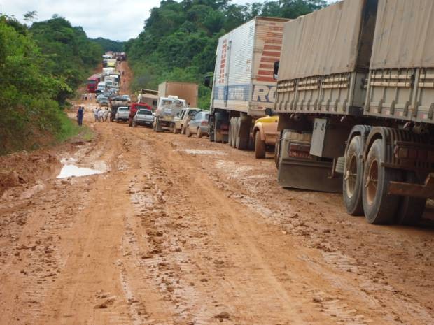 Falta de infraestrutura gera longos congestionamentos na BR-163. (Foto: Claudiane Aguiar da Costa/ Arquivo pessoal) Falta de infraestrutura gera longos congestionamentos na BR-163. (Foto: Claudiane Aguiar da Costa/ Arquivo pessoal)