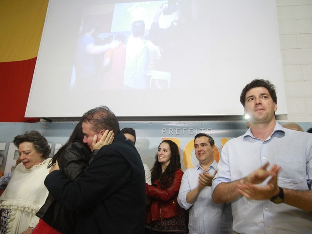 Jonas e a mulher Sandra durante comemoração na sede do PSB, em Campinas (Foto: Janaína Ribeiro)