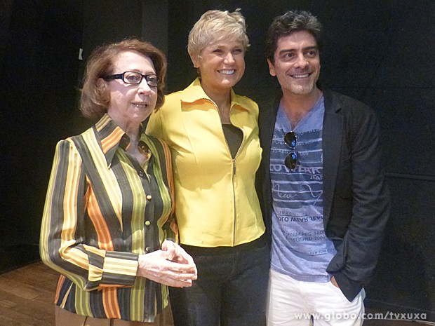 Ao lado de Junno, Xuxa posa para foto com Fernanda Montenegro (Foto: TV Xuxa / TV Globo)