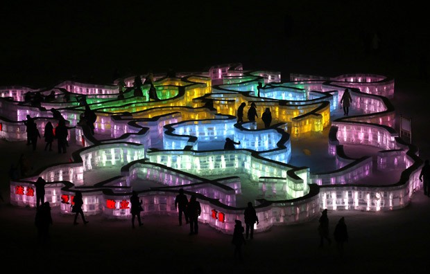 À noite, as esculturas de gelo em Harbin são iluminadas com luzes coloridas, como o labirinto acima (Foto: Kim Kyung-Hoon/Reuters)