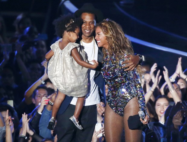 Beyoncé com Jay-Z e a filha, Blue Ivy, no VMA, em Los Angeles, nos Estados Unidos (Foto: Lucy Nicholson/ Reuters)