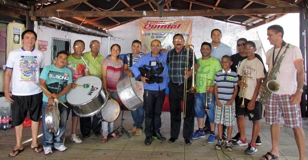 Equipe da TV Clube e integrantes da 'Banda Bandida'  (Foto: Katylenin França)