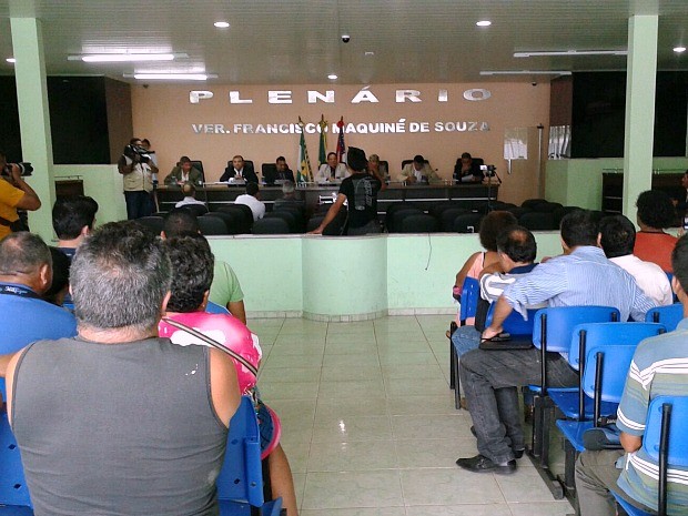 Populares assistiram a sessão na Câmara de Iranduba  (Foto: Carmem Silva/Rede Amazônica )