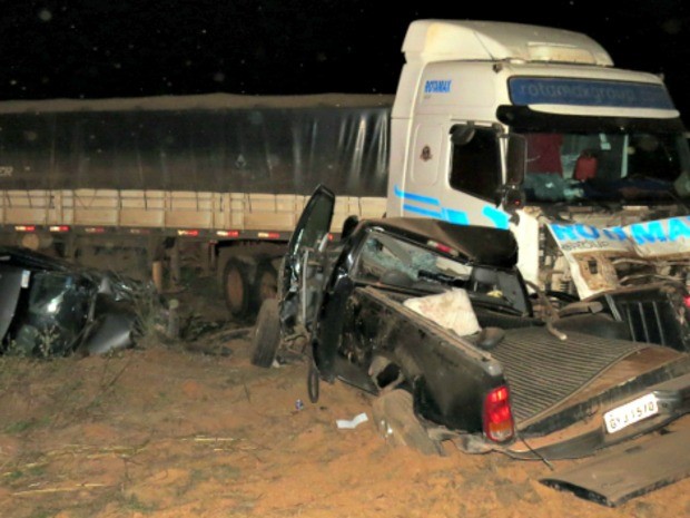 Acidente envolveu carreta, carro de passeio e caminhonete na BR-158, perto de Água Boa. (Foto: Água Boa News/Reprodução)