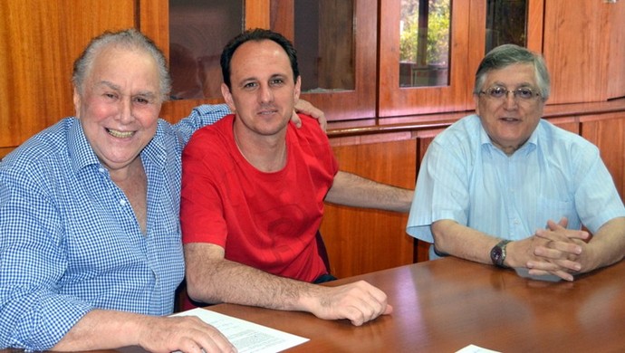 Juvenal Juvêncio, Rogério Ceni e João Paulo de Jesus Lopes assinam renovação (Foto: Site Oficial / saopaulofc.net)