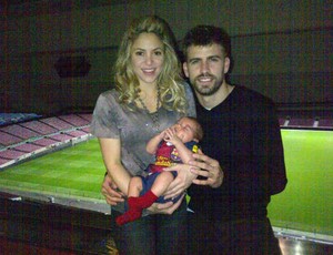 Shakira, o filho Milan, e Piqué após a vitória (Foto: Reprodução/Twitter)