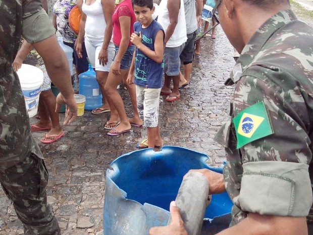 Exército é esperança para as essas que sofrem com a falta de água (Foto: Tássio Andrade/G1)