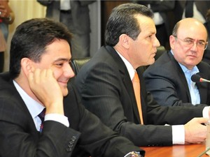 Da esquerda para a direita, alguns dos alvos da operação 'Ararath': o ex-secretário Éder de Moraes Dias, o governador Silval Barbosa e o deputado José Riva. (Foto: Maurício Barbant / ALMT)