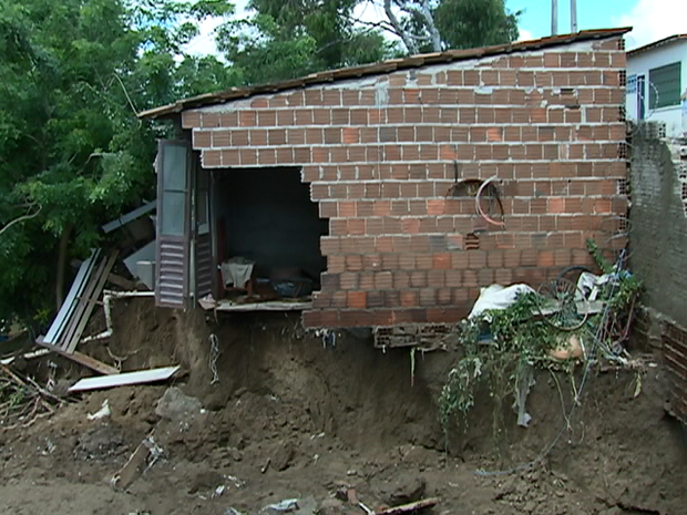 Moradores tiveram os imóveis atingidos e com graves danos. (Foto: Reprodução/ TV Asa Branca)