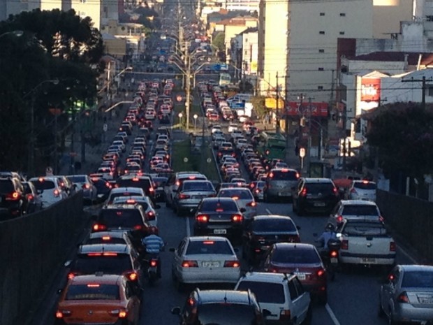 Volta às aulas deixa o trânsito mais intenso em Curitiba (Foto: Thais Skodowski/ G1)