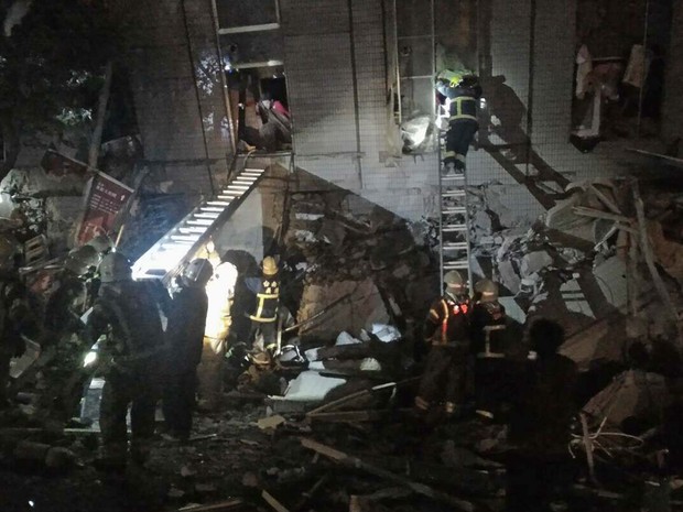 Bombeiros resgatam pessoas presas em edifício que desabou nesta sexta-feira (5) na cidade de Tainan após terremoto em Taiwan (Foto: AP Photo )