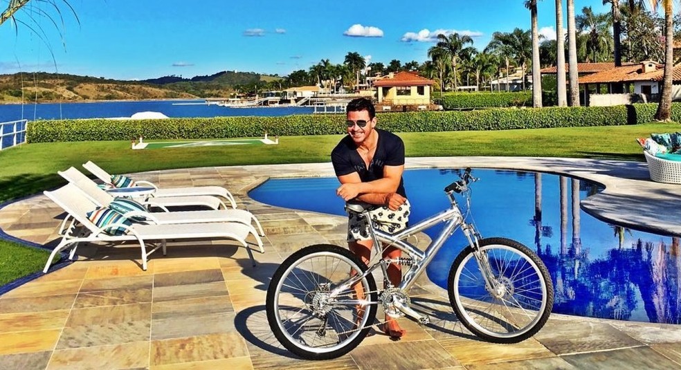 Eduardo Costa em foto tirada em sua casa, no Balneário Escarpas do Lago, em Capitólio, MG (Foto: Reprodução/ Instagram)