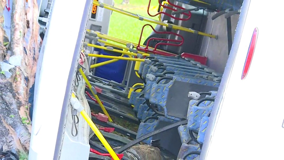 Ônibus tombou no Rio (Foto: Reprodução/GloboNews)