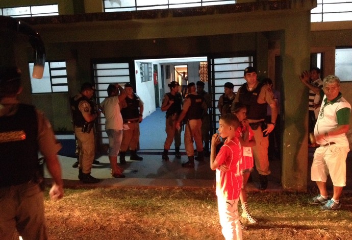 Uberaba Mamoré Módulo II Mineiro confusão invasão de campo (Foto: Felipe Santos)