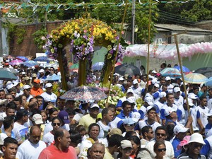 Berlinda com a imagem de Nossa Senhora de Nazaré no meio da multidão (Foto: Denise Muniz/G1)