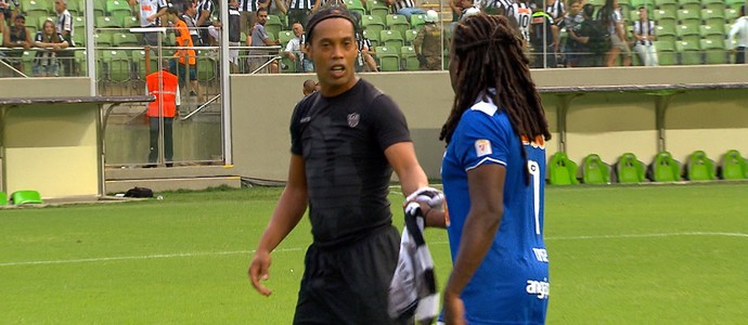 Ronaldinho entrega camisa para Tinga ao fim do jogo (Foto: Reprodução / Premiere)